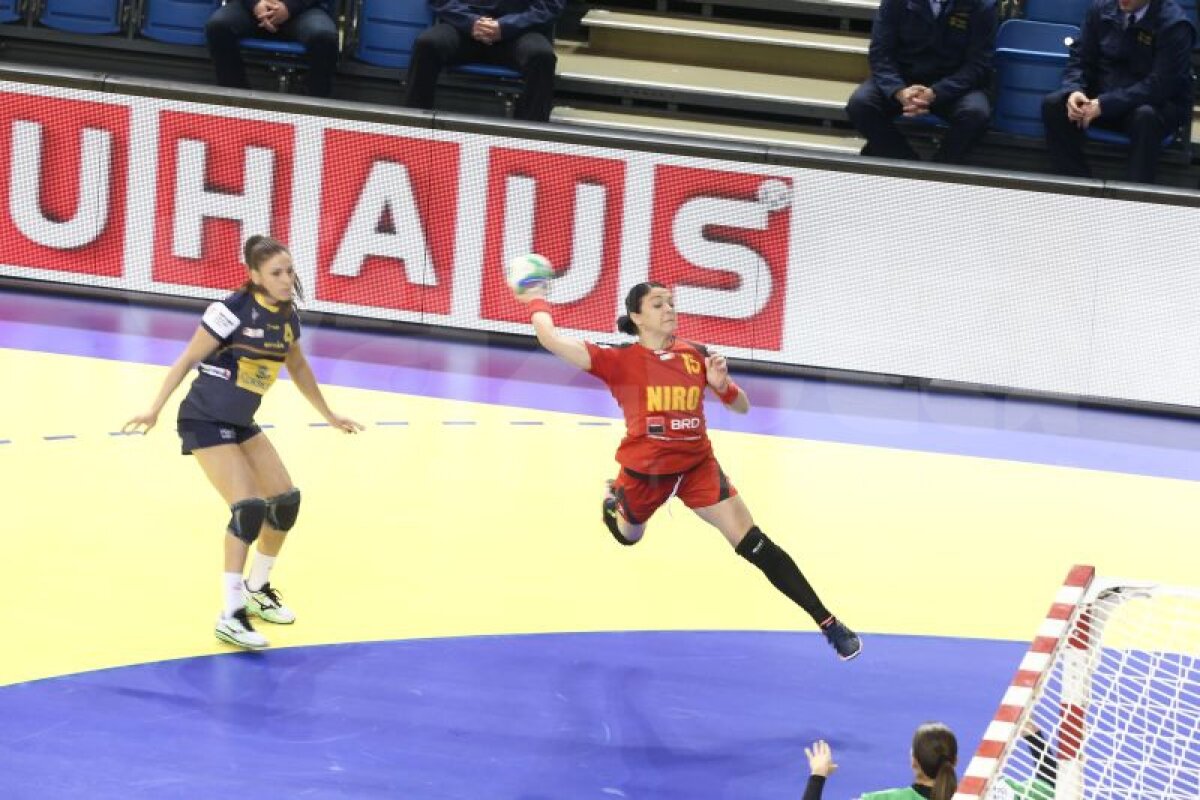 GALERIE FOTO Cît de spectaculos, dar şi cît de dur poate fi un meci de handbal! Cum au suferit fetele noastre în duelul cîştigat cu Spania, 22-20