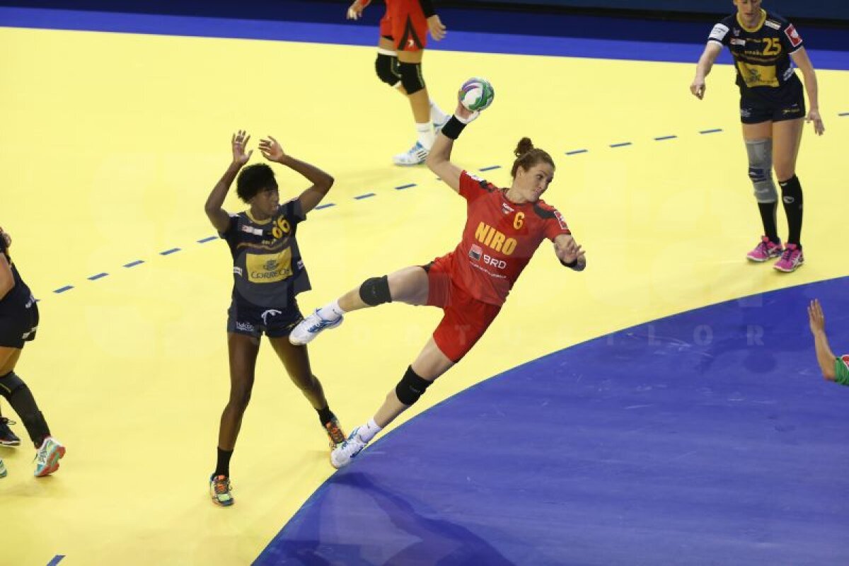 GALERIE FOTO Cît de spectaculos, dar şi cît de dur poate fi un meci de handbal! Cum au suferit fetele noastre în duelul cîştigat cu Spania, 22-20