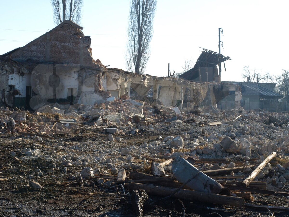 FOTO Cade hipodromul! A început demolarea bătrînului complex hipic de la Ploieşti. Din ianuarie demarează construcţia celui nou