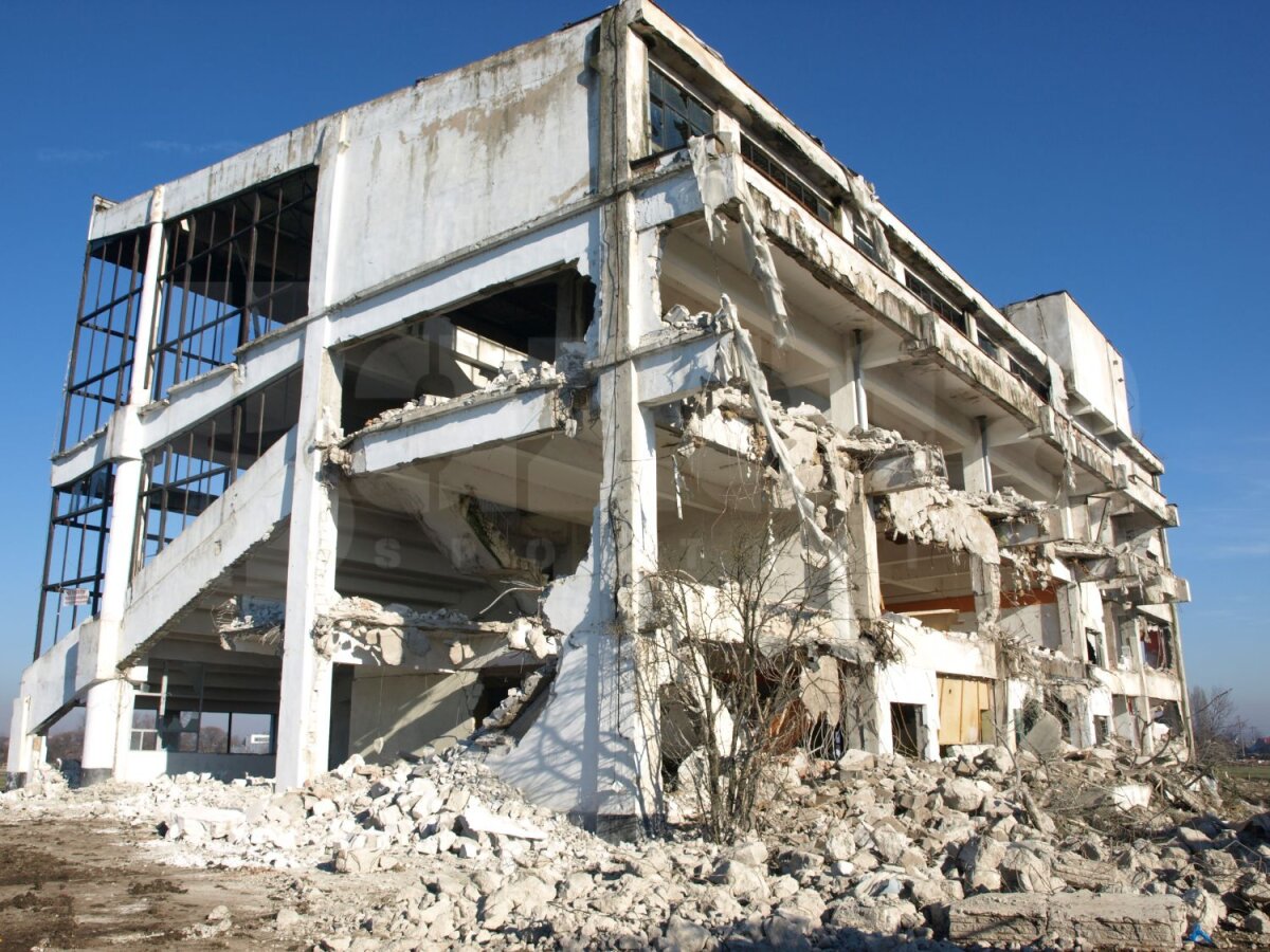 FOTO Cade hipodromul! A început demolarea bătrînului complex hipic de la Ploieşti. Din ianuarie demarează construcţia celui nou