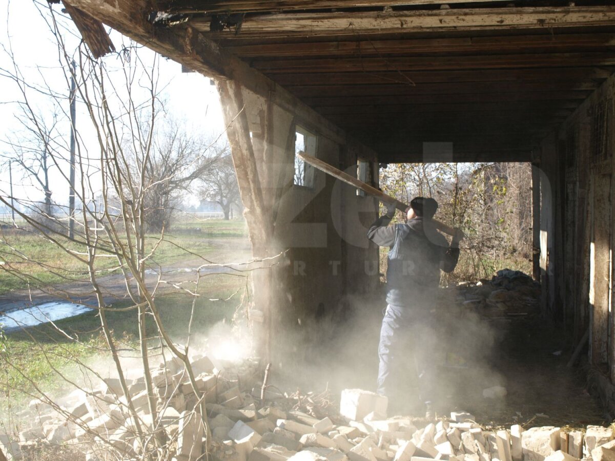 FOTO Cade hipodromul! A început demolarea bătrînului complex hipic de la Ploieşti. Din ianuarie demarează construcţia celui nou