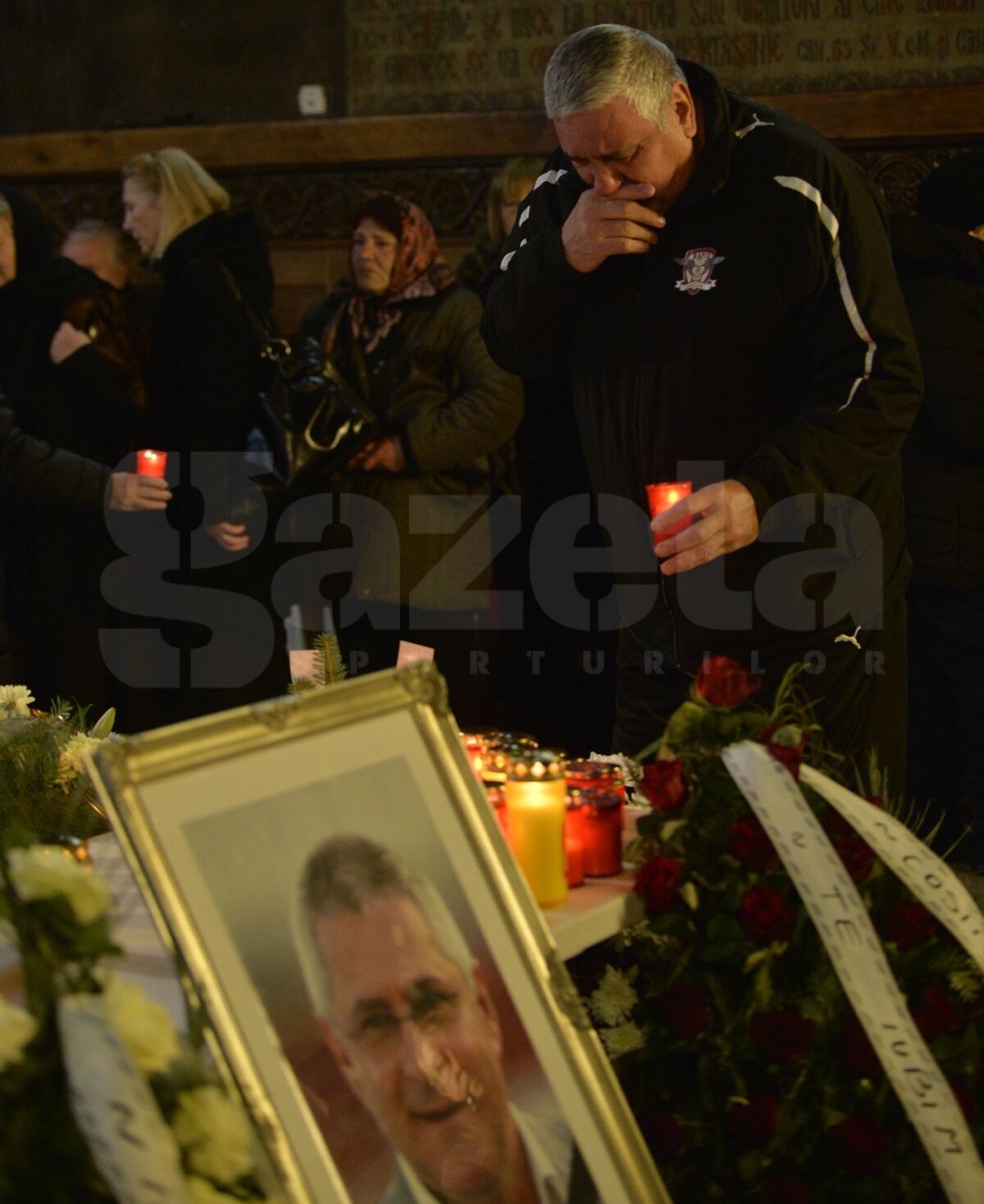 FOTO Rică Răducanu sfîşiat de durere » Jucătorii şi fanii giuleşteni au venit în număr mare să-şi ia rămas bun de la Nicolae Manea
