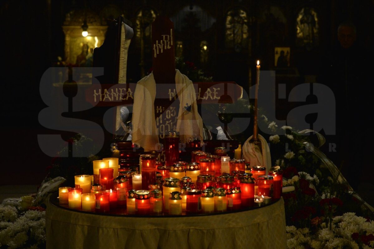 FOTO Rică Răducanu sfîşiat de durere » Jucătorii şi fanii giuleşteni au venit în număr mare să-şi ia rămas bun de la Nicolae Manea