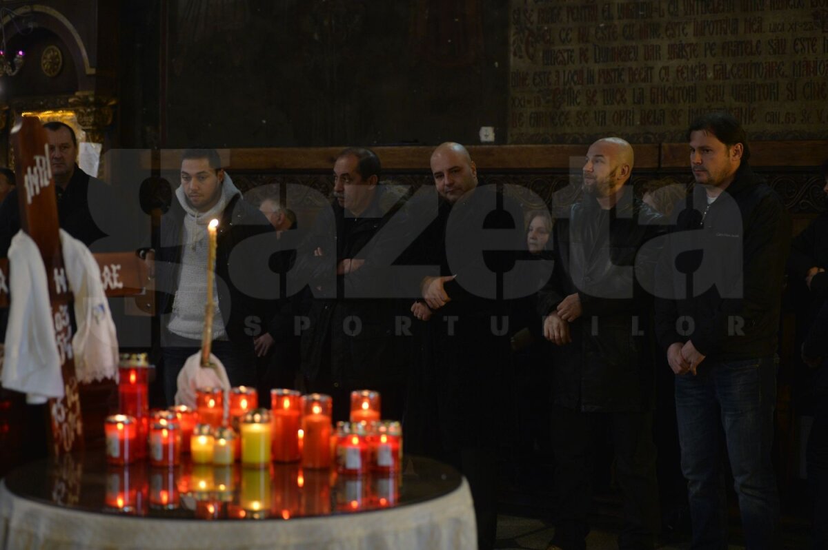 FOTO Rică Răducanu sfîşiat de durere » Jucătorii şi fanii giuleşteni au venit în număr mare să-şi ia rămas bun de la Nicolae Manea