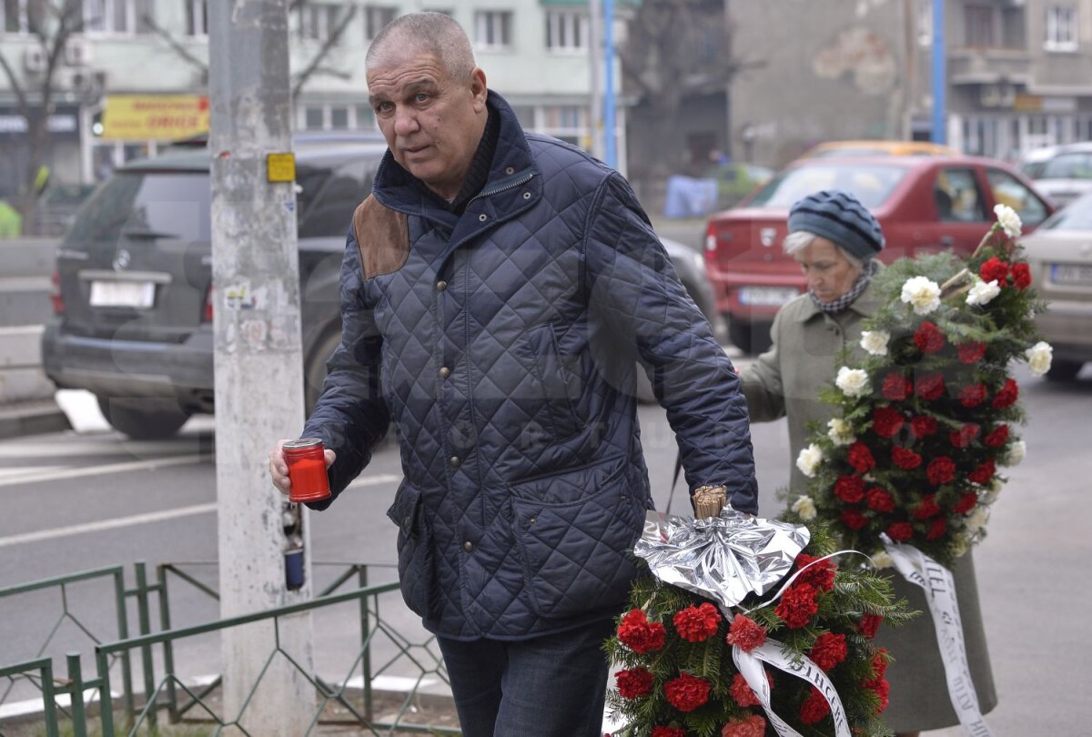 FOTO Rică Răducanu sfîşiat de durere » Jucătorii şi fanii giuleşteni au venit în număr mare să-şi ia rămas bun de la Nicolae Manea