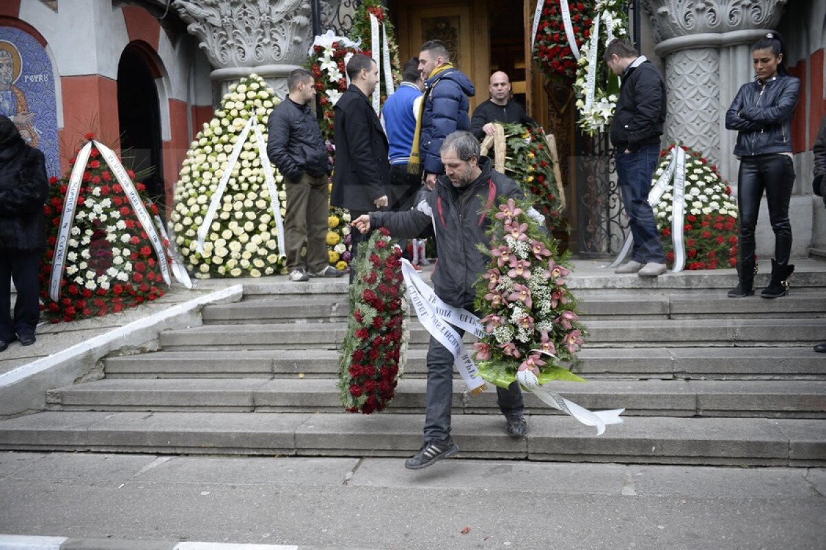 FOTO Nicolae Manea a fost înmormîntat azi la Cimitirul Străuleşti II, în prezenţa a peste 300 de persoane