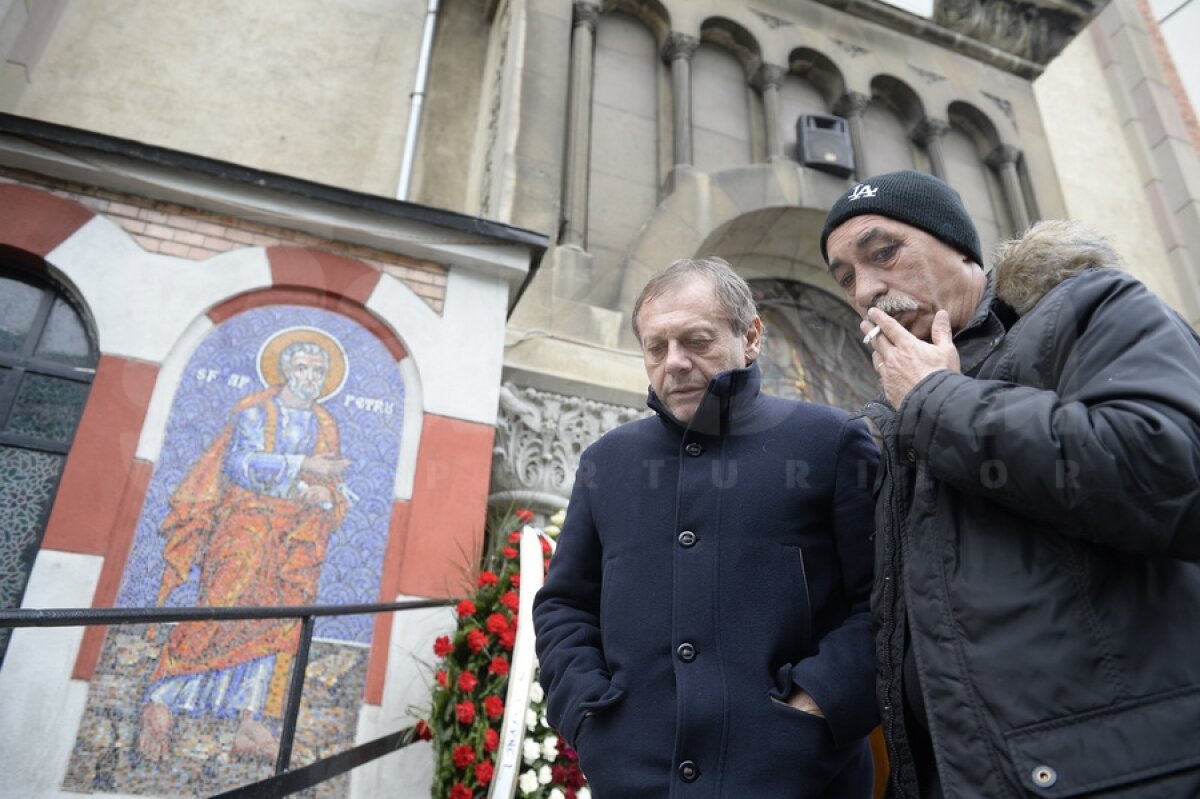FOTO Nicolae Manea a fost înmormîntat azi la Cimitirul Străuleşti II, în prezenţa a peste 300 de persoane