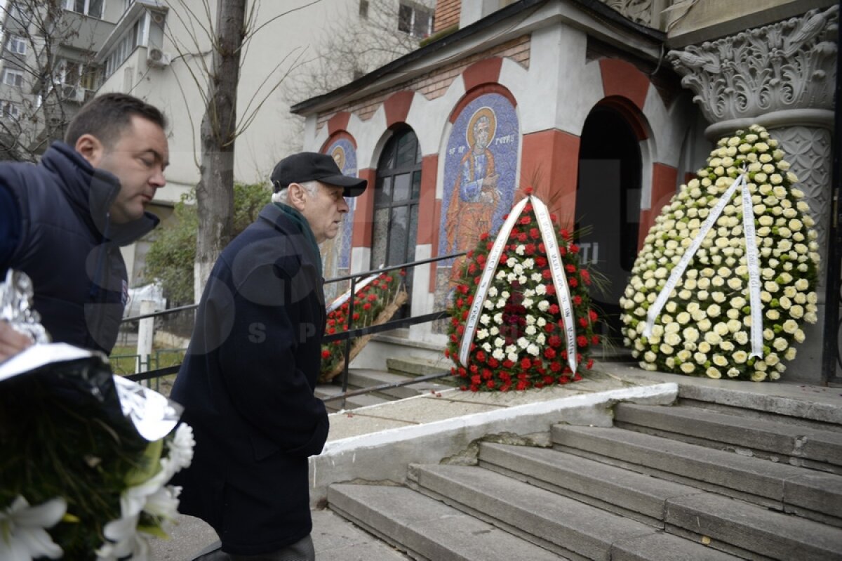 FOTO Nicolae Manea a fost înmormîntat azi la Cimitirul Străuleşti II, în prezenţa a peste 300 de persoane