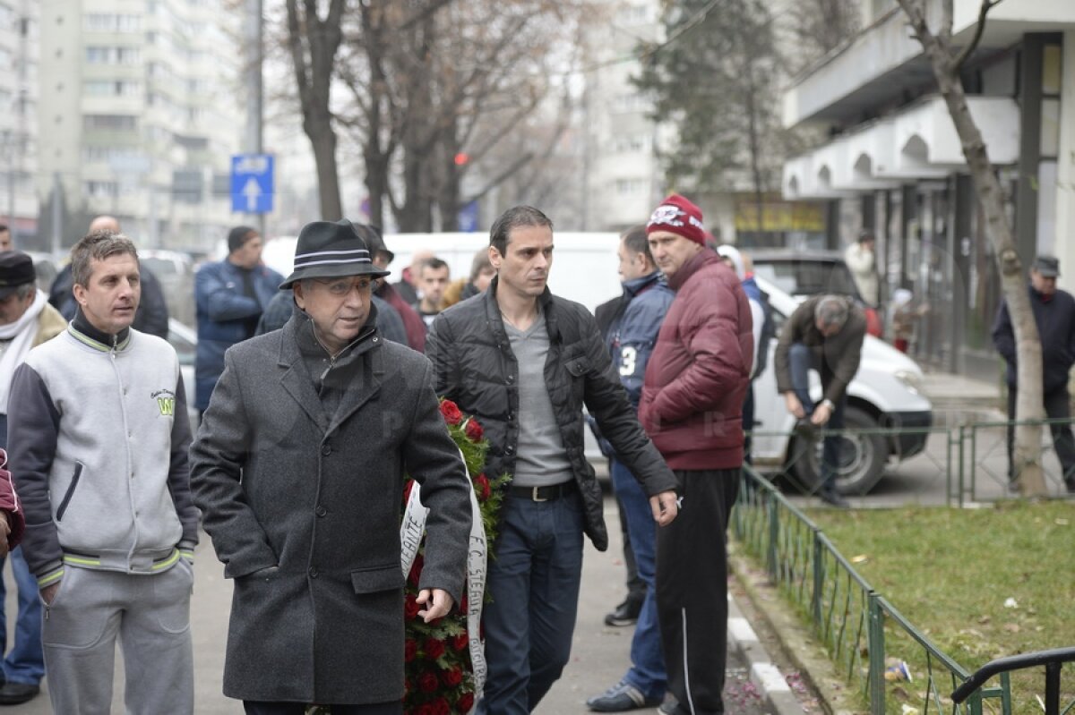 FOTO Nicolae Manea a fost înmormîntat azi la Cimitirul Străuleşti II, în prezenţa a peste 300 de persoane
