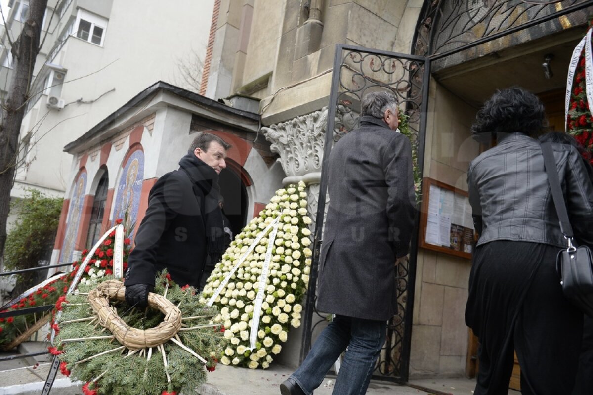 FOTO Nicolae Manea a fost înmormîntat azi la Cimitirul Străuleşti II, în prezenţa a peste 300 de persoane