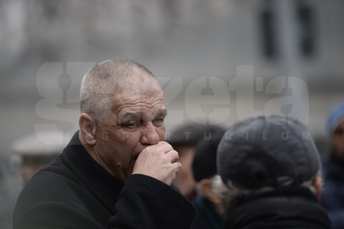 FOTO Nicolae Manea a fost înmormîntat azi la Cimitirul Străuleşti II, în prezenţa a peste 300 de persoane