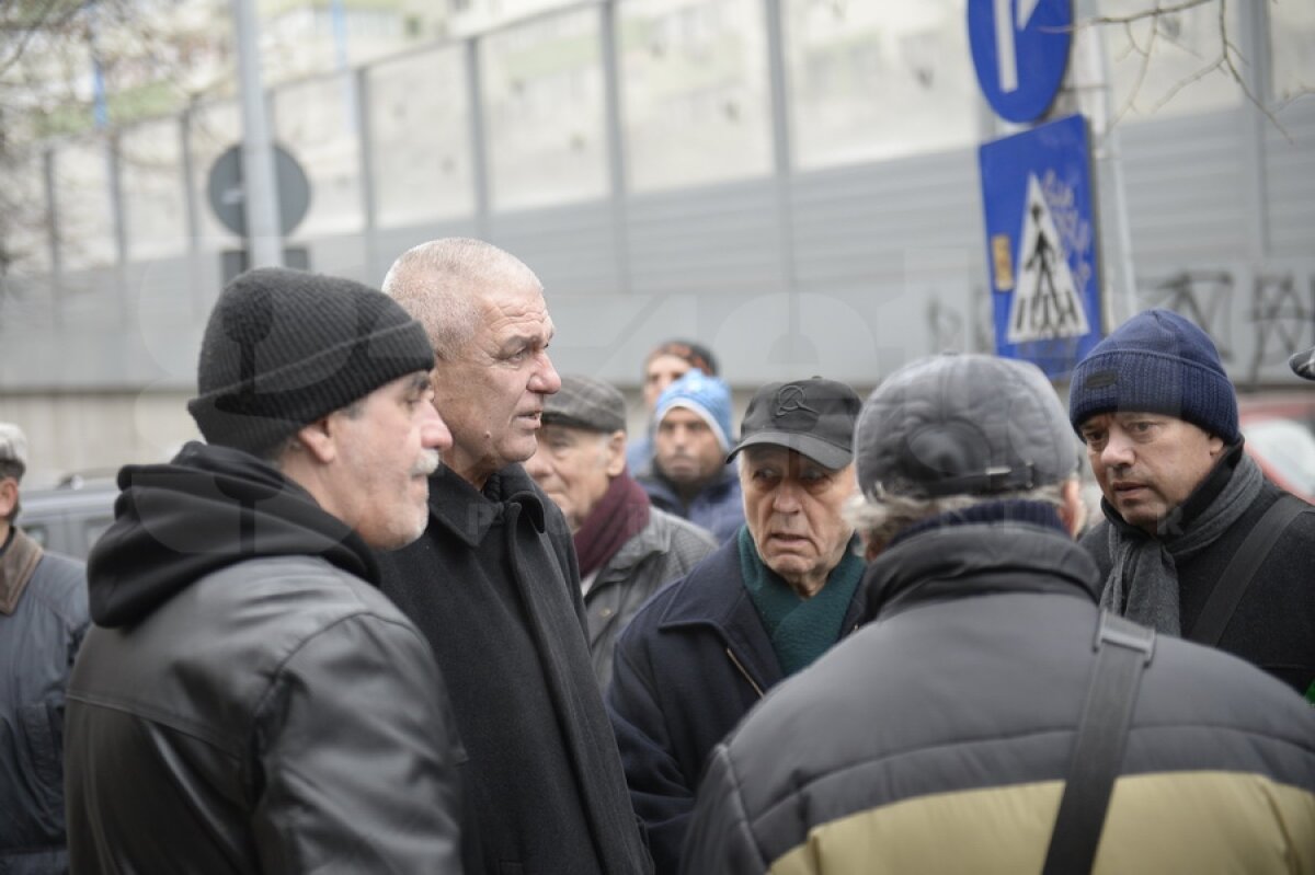 FOTO Nicolae Manea a fost înmormîntat azi la Cimitirul Străuleşti II, în prezenţa a peste 300 de persoane