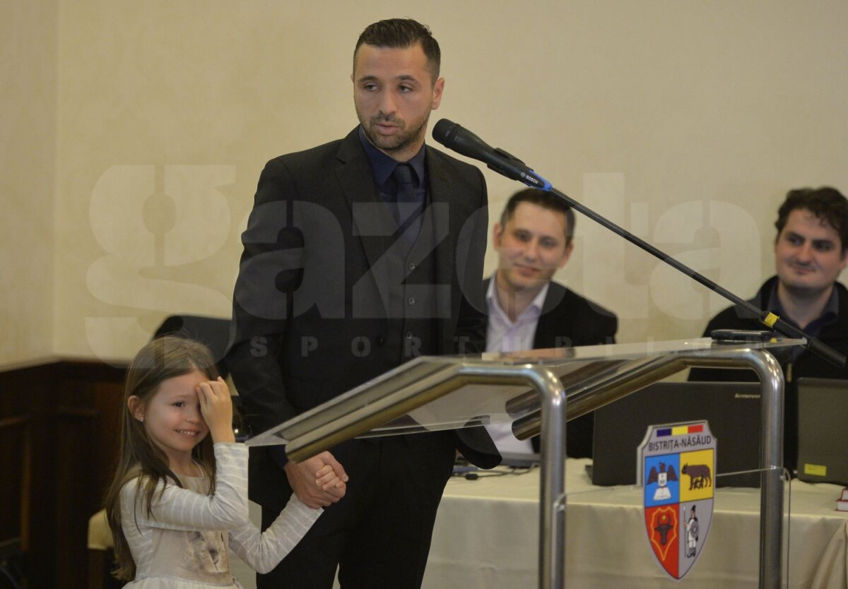 FOTO Momente emoţionante cu Lucian Sînmărtean la Bistriţa: "Mamă, sper că eşti mîndră de copilul tău!"