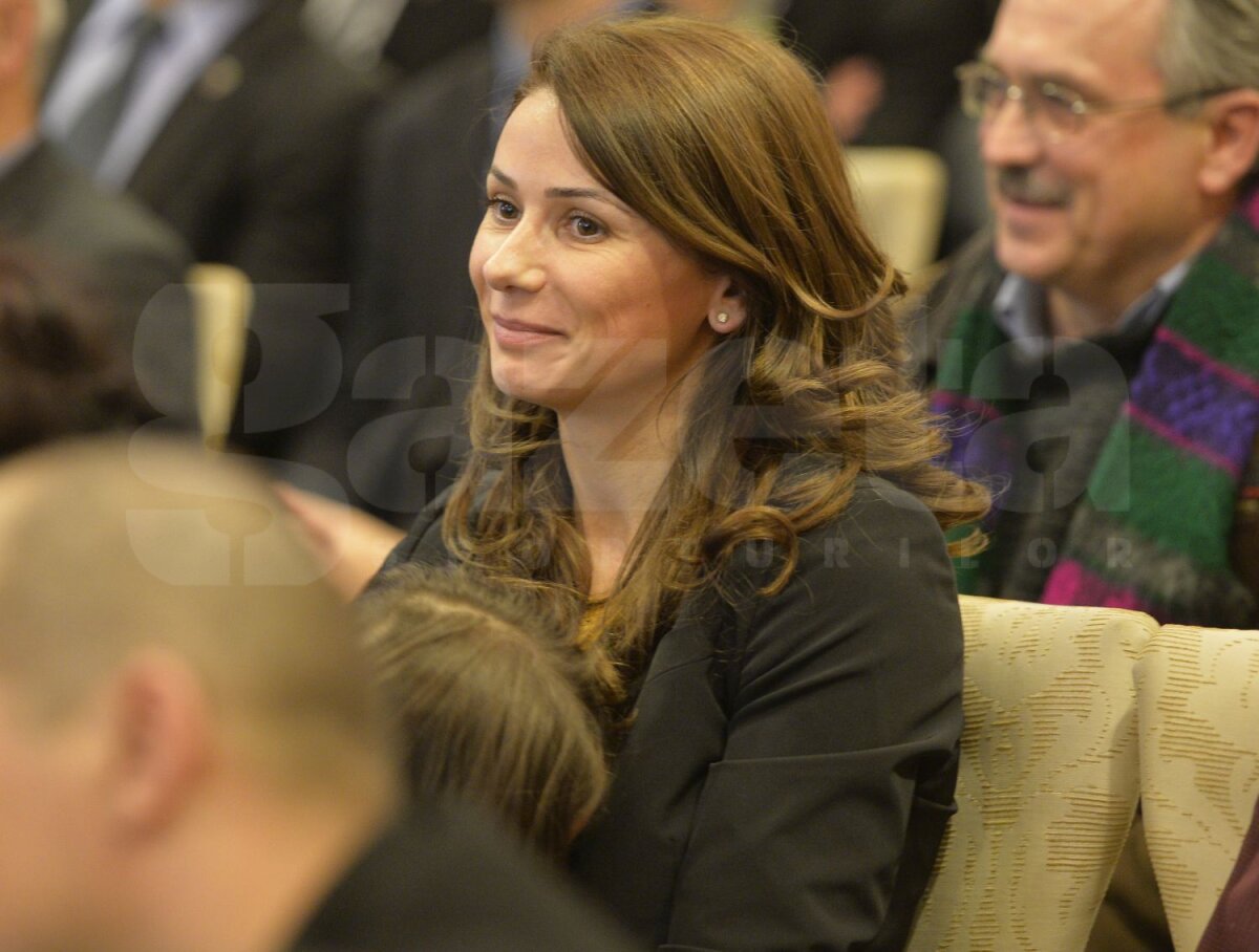 FOTO Momente emoţionante cu Lucian Sînmărtean la Bistriţa: "Mamă, sper că eşti mîndră de copilul tău!"