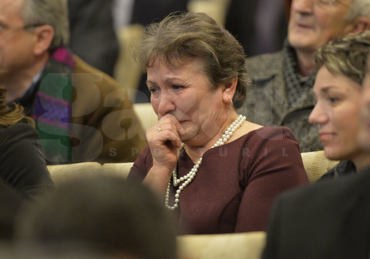 FOTO Momente emoţionante cu Lucian Sînmărtean la Bistriţa: "Mamă, sper că eşti mîndră de copilul tău!"