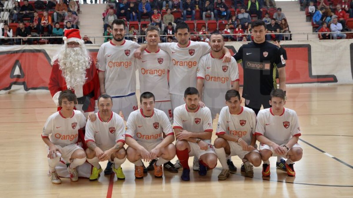 GALERIE FOTO Patrick Petre a făcut spectacol într-un meci caritabil în faţa tatălui său » Mai multe glorii dinamoviste au susţinut o cauză nobilă