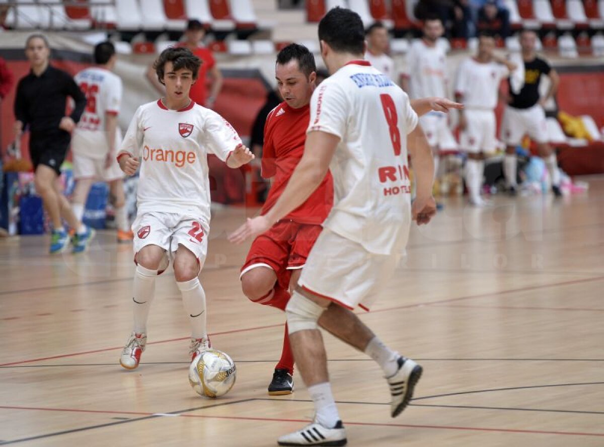 GALERIE FOTO Patrick Petre a făcut spectacol într-un meci caritabil în faţa tatălui său » Mai multe glorii dinamoviste au susţinut o cauză nobilă