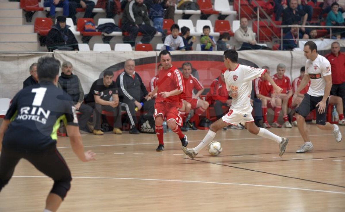 GALERIE FOTO Patrick Petre a făcut spectacol într-un meci caritabil în faţa tatălui său » Mai multe glorii dinamoviste au susţinut o cauză nobilă