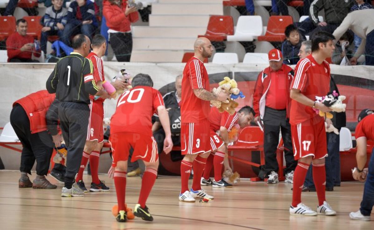 GALERIE FOTO Patrick Petre a făcut spectacol într-un meci caritabil în faţa tatălui său » Mai multe glorii dinamoviste au susţinut o cauză nobilă