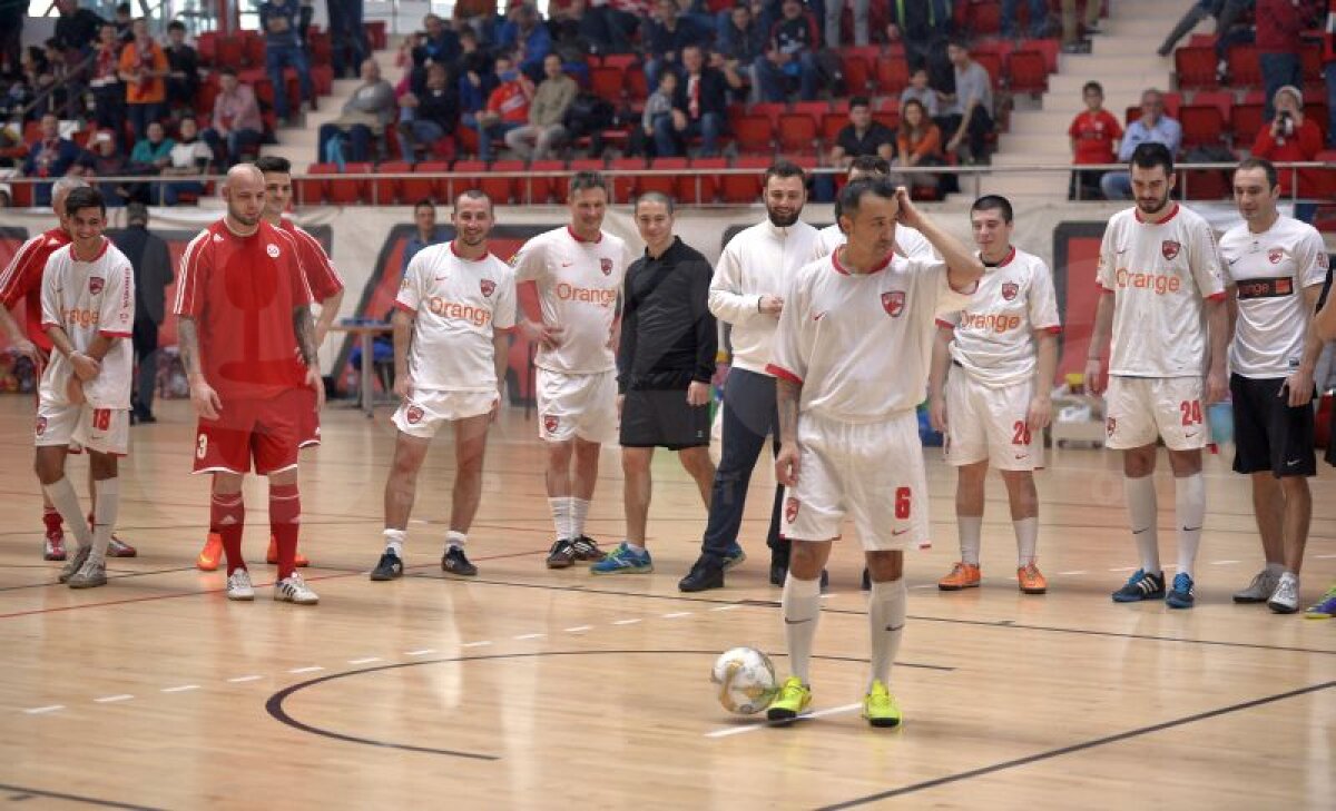 GALERIE FOTO Patrick Petre a făcut spectacol într-un meci caritabil în faţa tatălui său » Mai multe glorii dinamoviste au susţinut o cauză nobilă