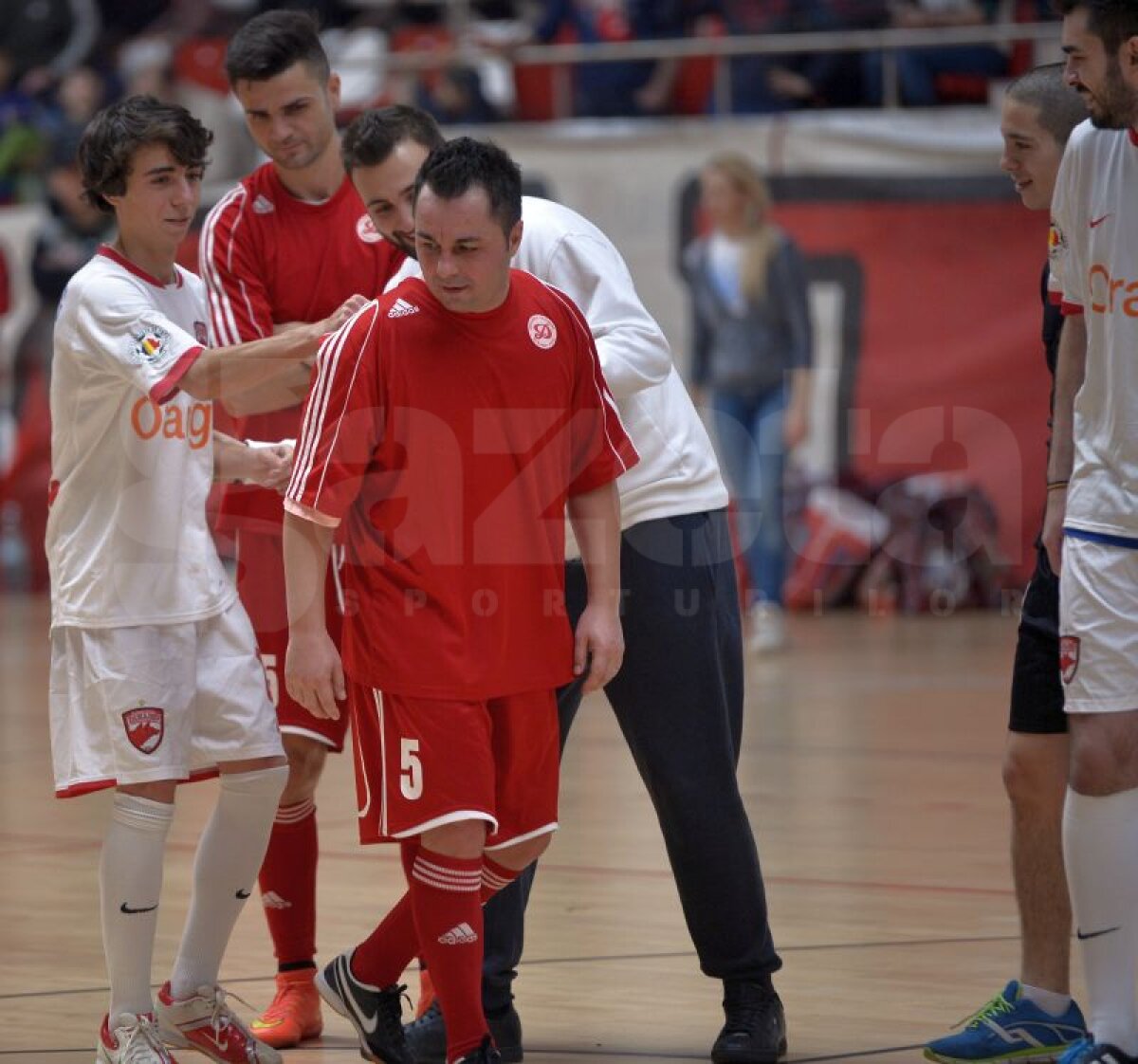 GALERIE FOTO Patrick Petre a făcut spectacol într-un meci caritabil în faţa tatălui său » Mai multe glorii dinamoviste au susţinut o cauză nobilă