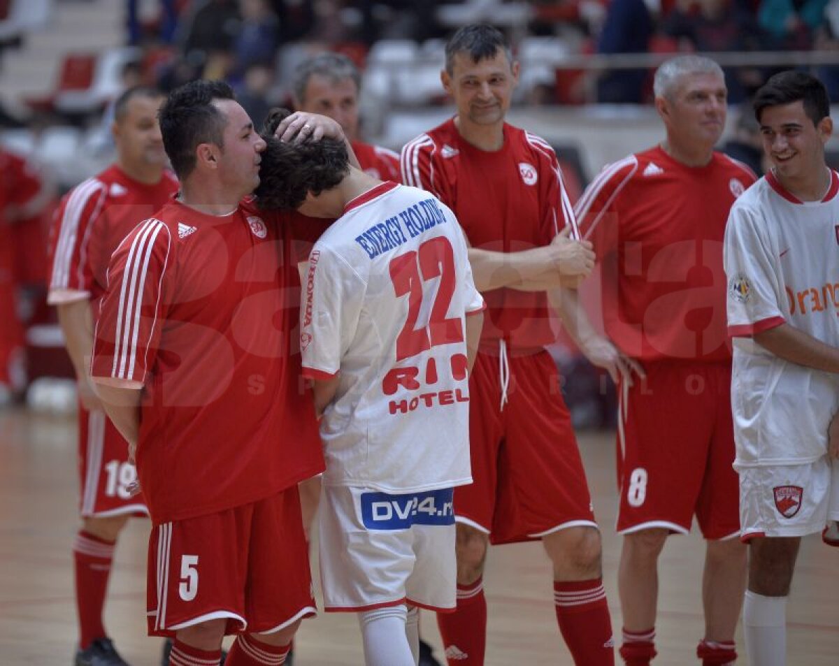 GALERIE FOTO Patrick Petre a făcut spectacol într-un meci caritabil în faţa tatălui său » Mai multe glorii dinamoviste au susţinut o cauză nobilă
