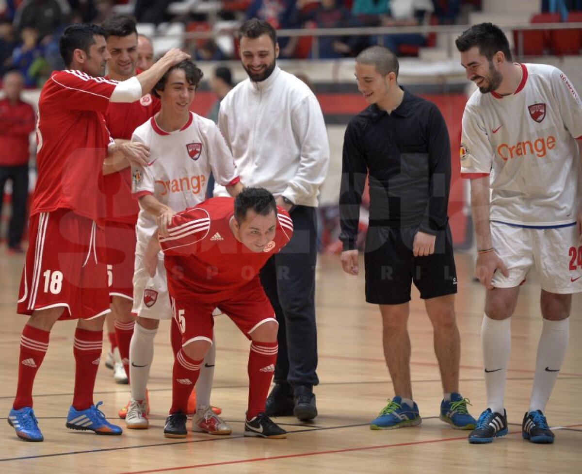 GALERIE FOTO Patrick Petre a făcut spectacol într-un meci caritabil în faţa tatălui său » Mai multe glorii dinamoviste au susţinut o cauză nobilă