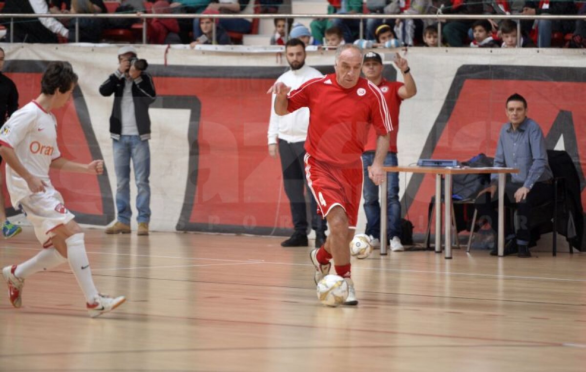 GALERIE FOTO Patrick Petre a făcut spectacol într-un meci caritabil în faţa tatălui său » Mai multe glorii dinamoviste au susţinut o cauză nobilă