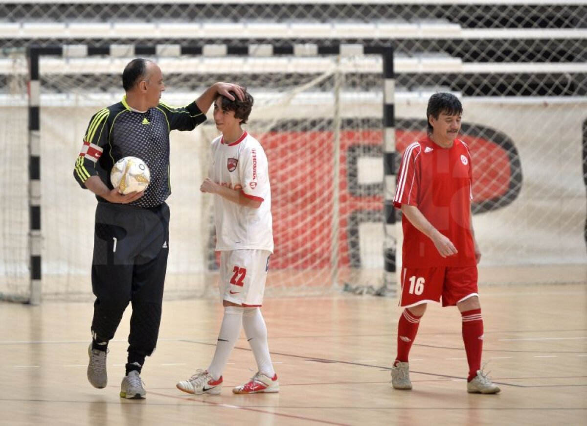GALERIE FOTO Patrick Petre a făcut spectacol într-un meci caritabil în faţa tatălui său » Mai multe glorii dinamoviste au susţinut o cauză nobilă