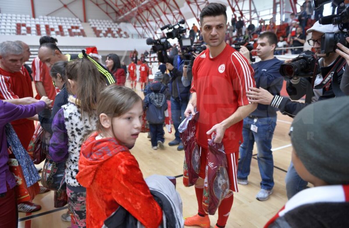 GALERIE FOTO Patrick Petre a făcut spectacol într-un meci caritabil în faţa tatălui său » Mai multe glorii dinamoviste au susţinut o cauză nobilă