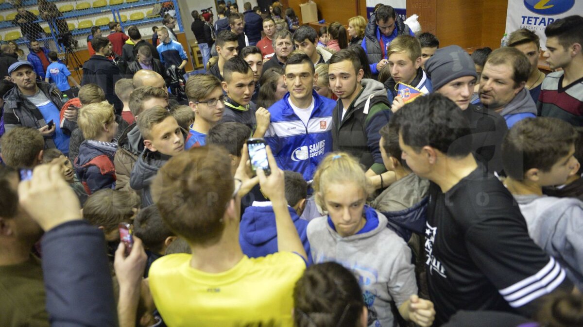 FOTO Răbdare de Moş Crăciun » Meciul caritabil dintre echipa lui Paul Papp şi cea a lui Claudiu Keşeru s-a terminat cu sesiuni record de autografe