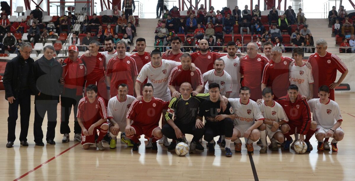 FOTO Duelul generaţiilor » Spectacol şi momente emoţionante la meciul dintre glorii, suporteri şi promisiunile dinamoviste