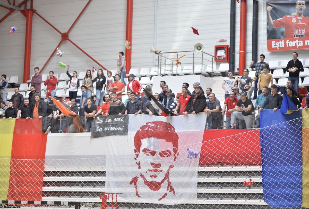 FOTO Duelul generaţiilor » Spectacol şi momente emoţionante la meciul dintre glorii, suporteri şi promisiunile dinamoviste