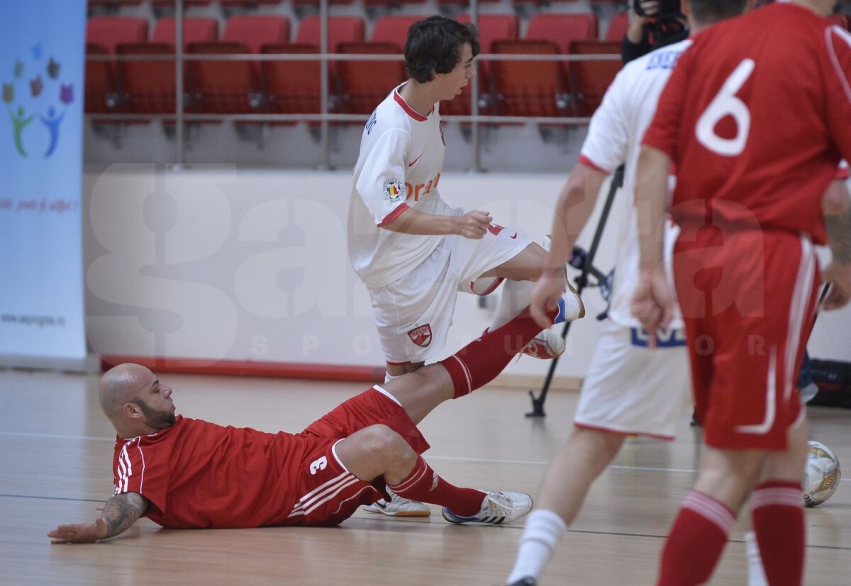 FOTO Duelul generaţiilor » Spectacol şi momente emoţionante la meciul dintre glorii, suporteri şi promisiunile dinamoviste