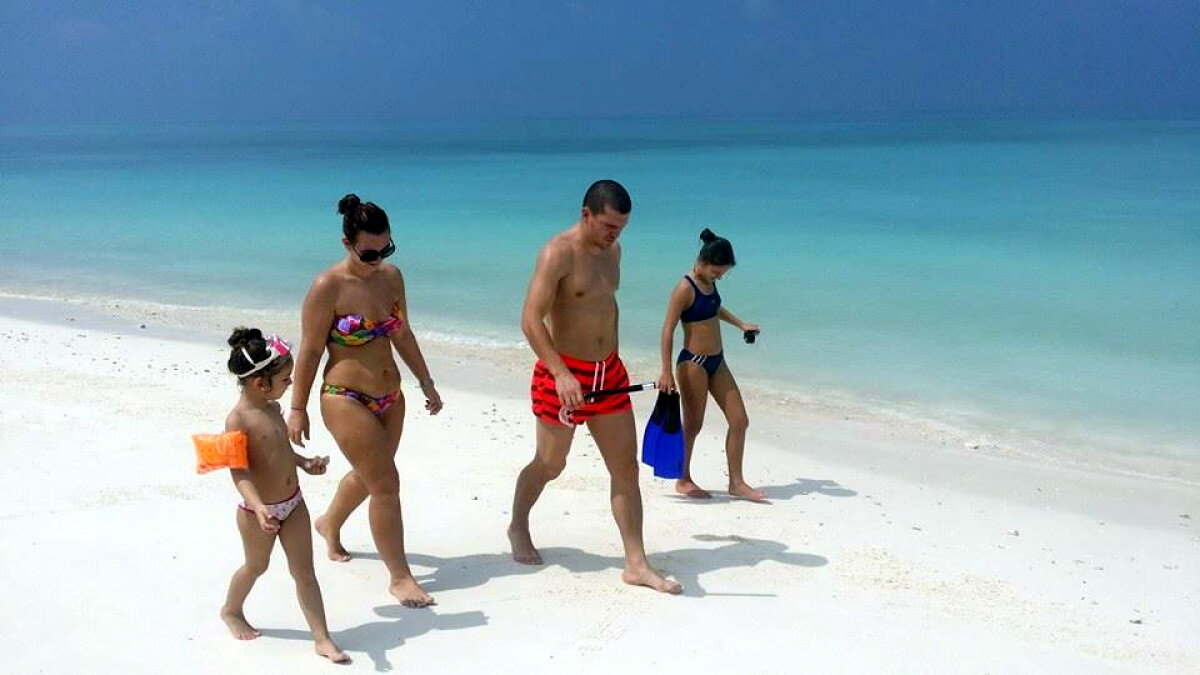 FOTO Căpitanii, singurii care-şi permit vacanţe de lux » Alex Bourceanu şi Cristi Tănase aşteaptă noul an în insulele Maldive