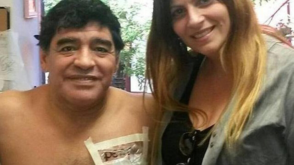 FOTO Maradona şi-a tatuat un cuvînt obscen » Declaraţie de dragoste pentru iubita lui