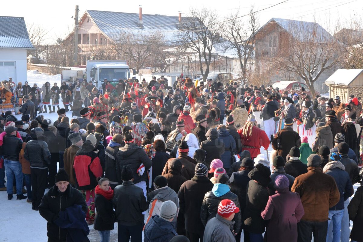 FOTO Urat şi plimbat cu sania! » Preşedintele Cornel Şfaiţer a fost sorcovit de întreaga localitate natală