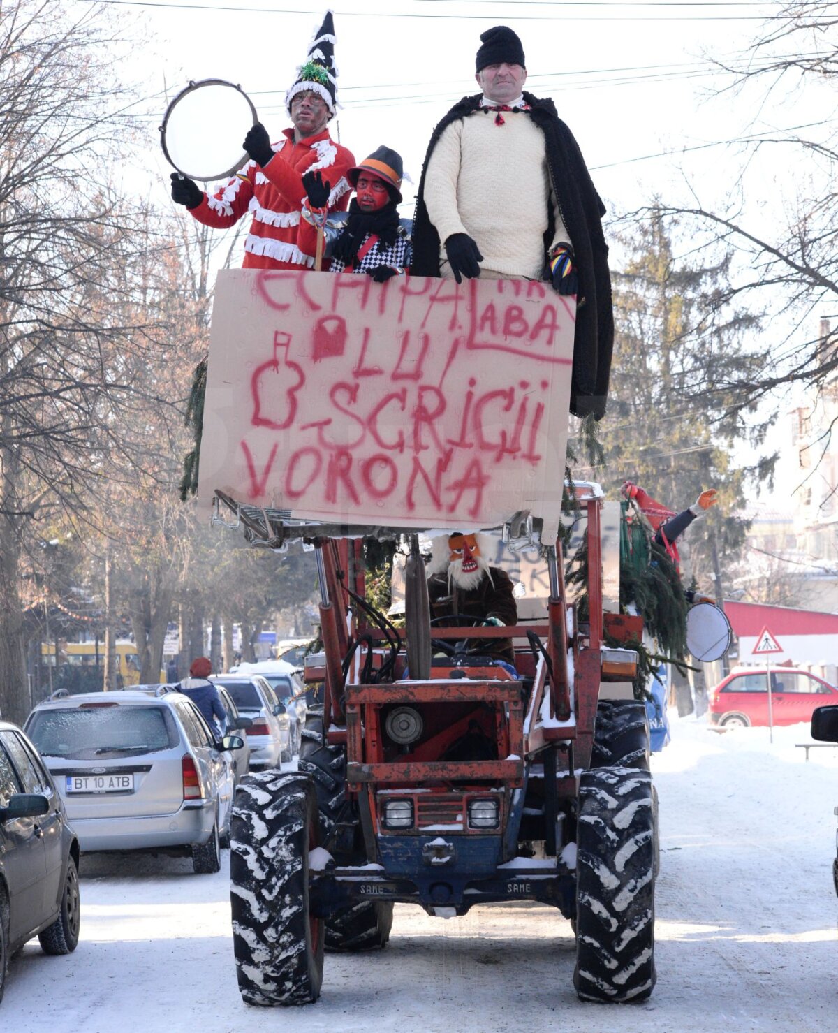 FOTO Urat şi plimbat cu sania! » Preşedintele Cornel Şfaiţer a fost sorcovit de întreaga localitate natală