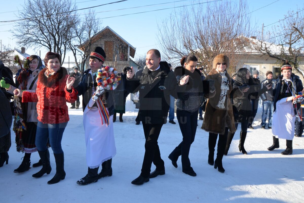 FOTO Urat şi plimbat cu sania! » Preşedintele Cornel Şfaiţer a fost sorcovit de întreaga localitate natală