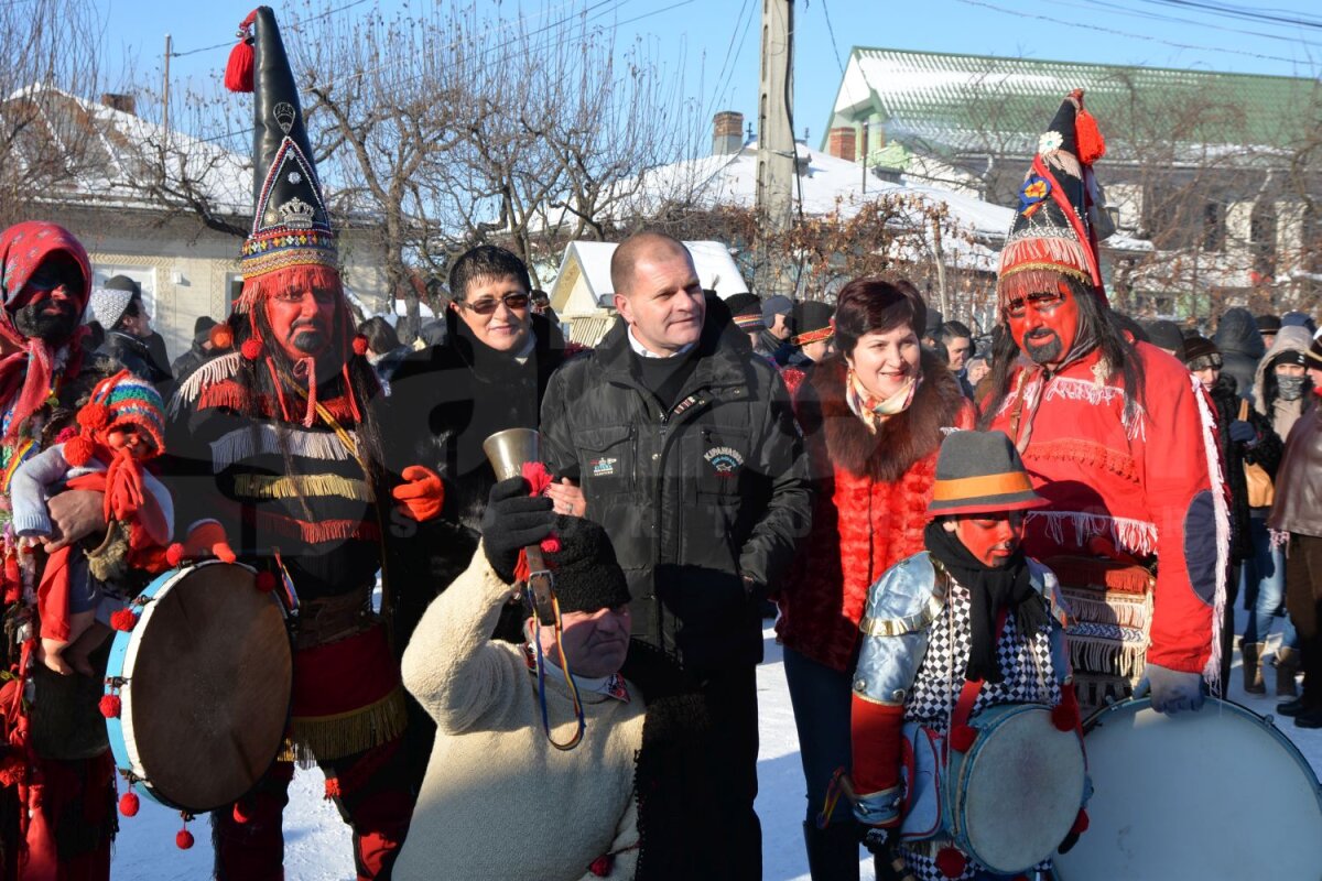 FOTO Urat şi plimbat cu sania! » Preşedintele Cornel Şfaiţer a fost sorcovit de întreaga localitate natală