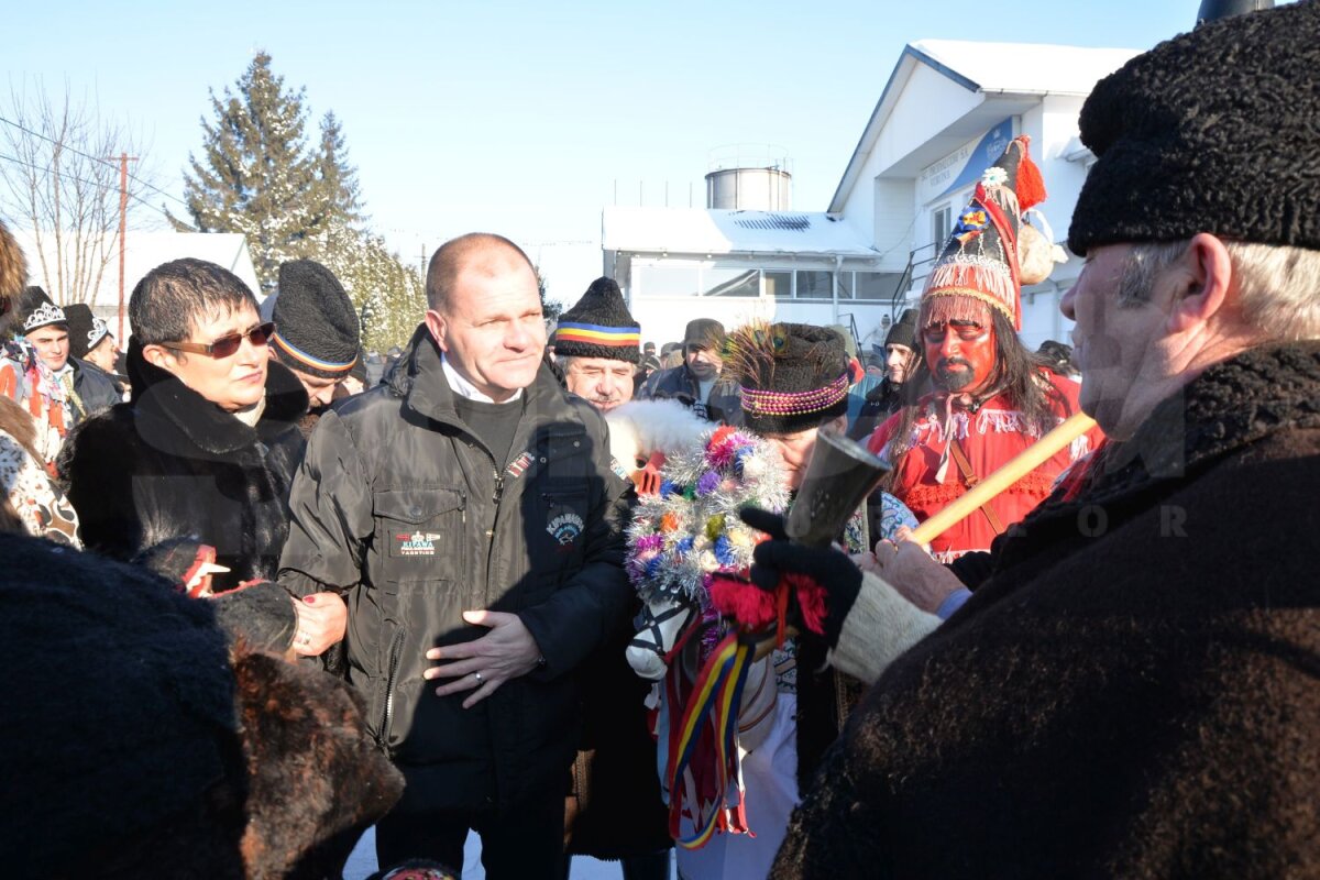 FOTO Urat şi plimbat cu sania! » Preşedintele Cornel Şfaiţer a fost sorcovit de întreaga localitate natală