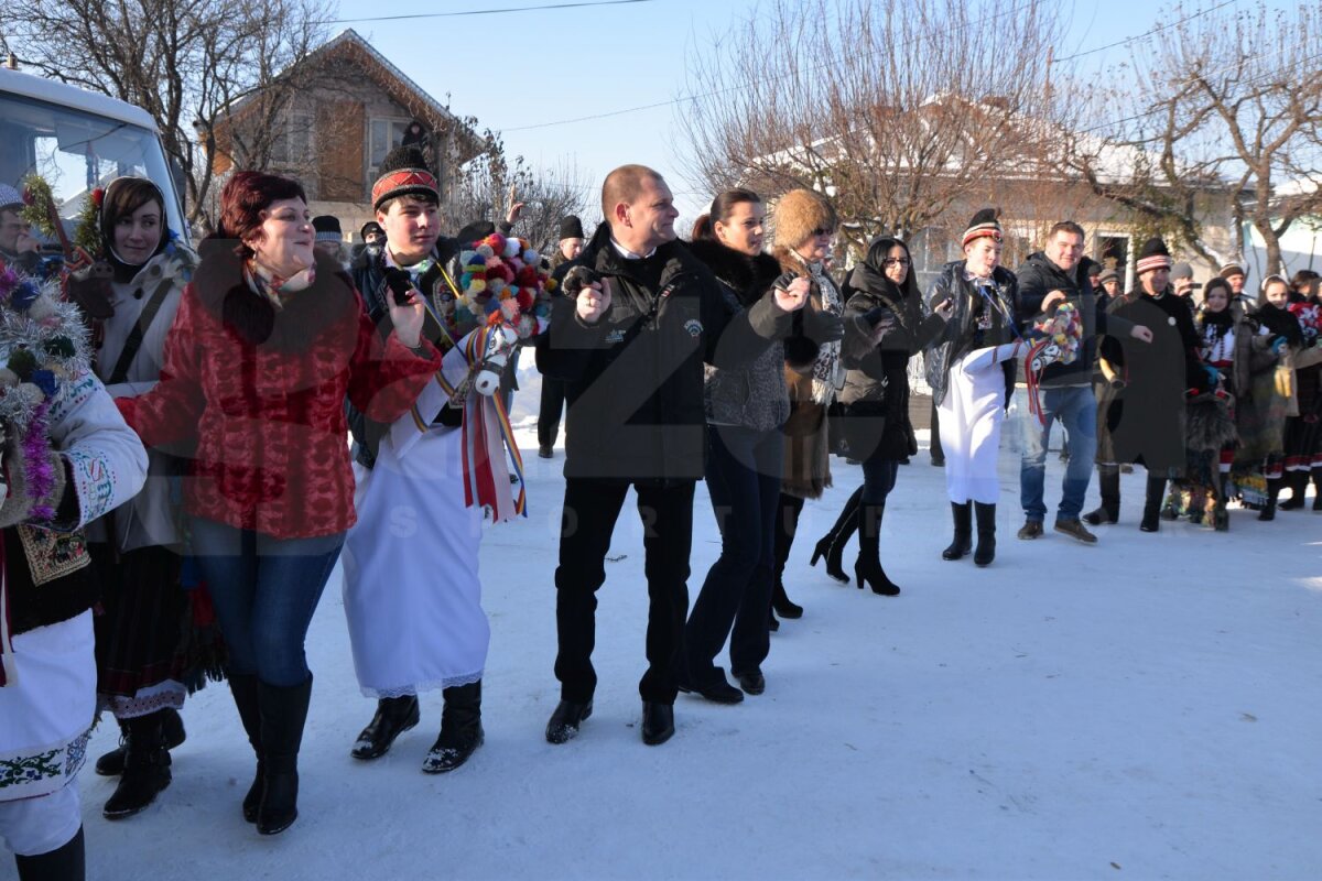 FOTO Urat şi plimbat cu sania! » Preşedintele Cornel Şfaiţer a fost sorcovit de întreaga localitate natală