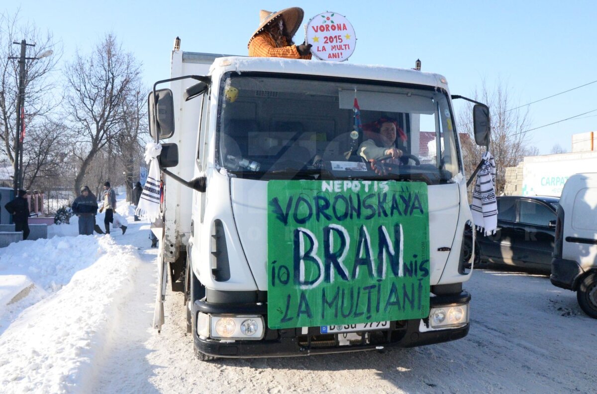 FOTO Urat şi plimbat cu sania! » Preşedintele Cornel Şfaiţer a fost sorcovit de întreaga localitate natală