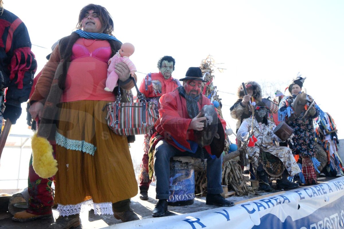 FOTO Urat şi plimbat cu sania! » Preşedintele Cornel Şfaiţer a fost sorcovit de întreaga localitate natală