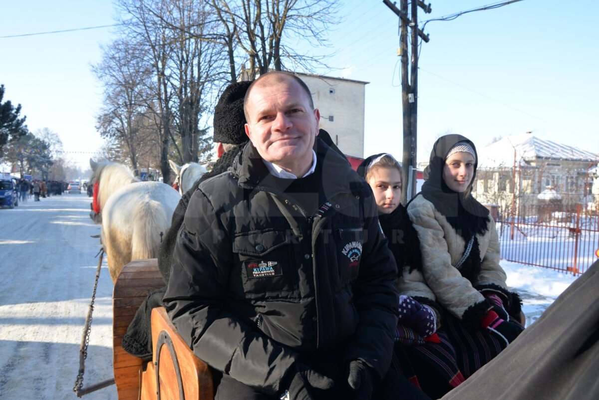 FOTO Urat şi plimbat cu sania! » Preşedintele Cornel Şfaiţer a fost sorcovit de întreaga localitate natală