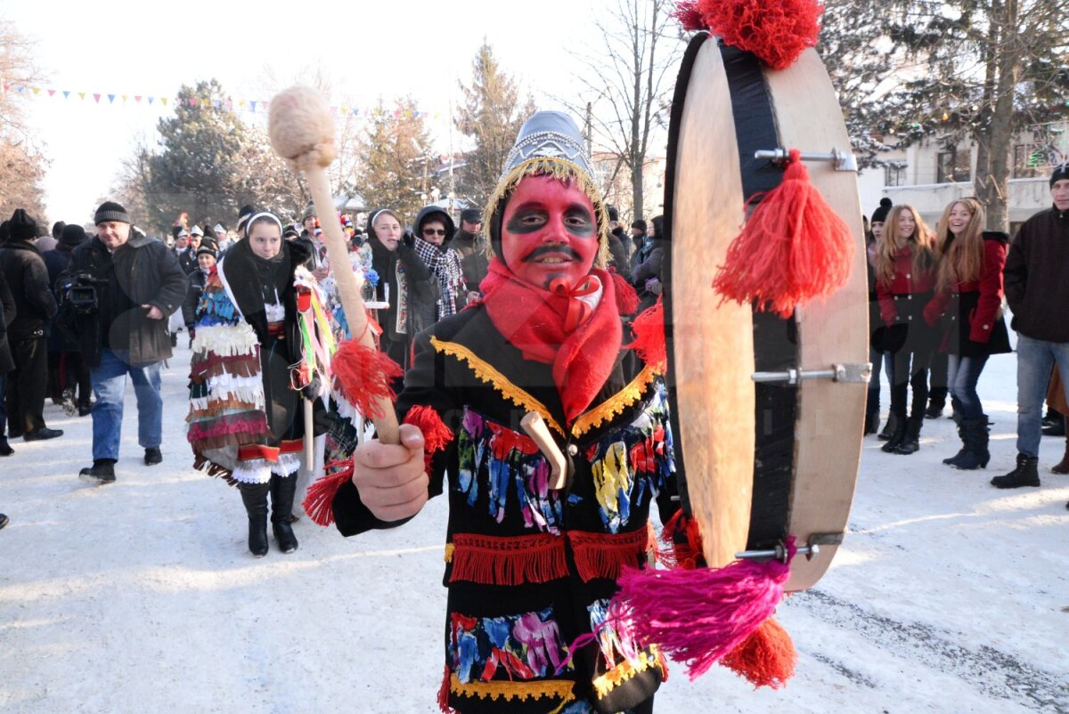 FOTO Urat şi plimbat cu sania! » Preşedintele Cornel Şfaiţer a fost sorcovit de întreaga localitate natală