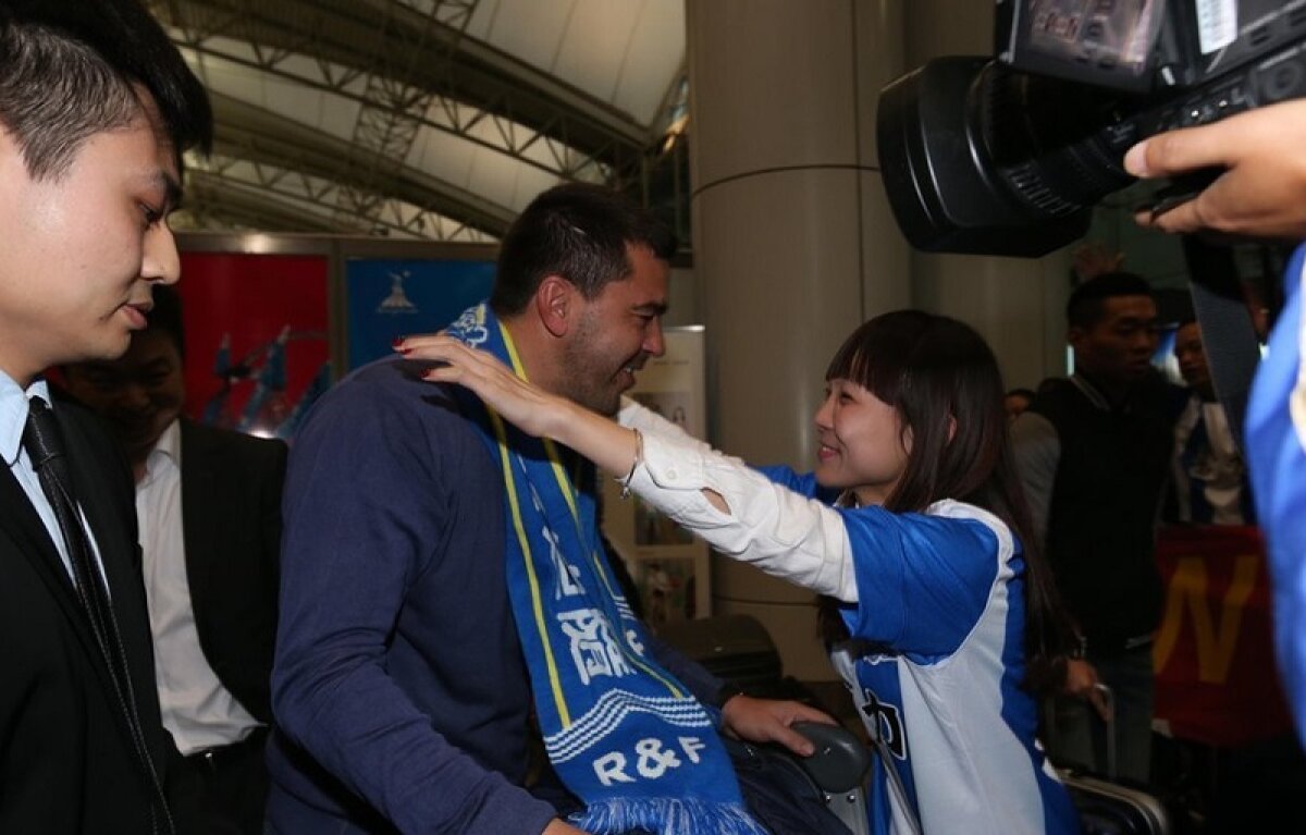 GALERIE FOTO Asaltat de fani pe aeroport! Primire de gală pentru Cosmin Contra la noua sa echipă » O fană nu s-a putut abţine şi i-a sărit în braţe