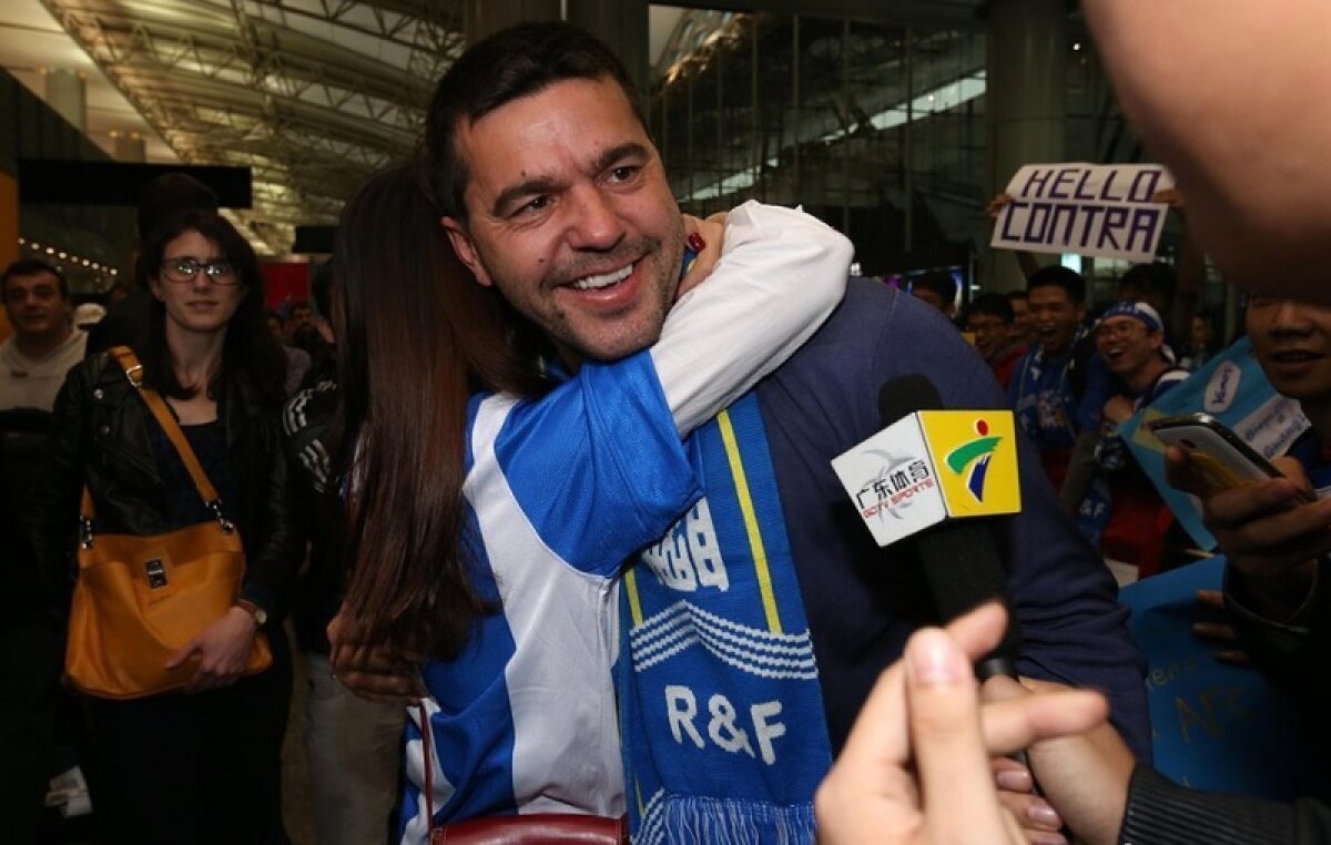 GALERIE FOTO Asaltat de fani pe aeroport! Primire de gală pentru Cosmin Contra la noua sa echipă » O fană nu s-a putut abţine şi i-a sărit în braţe