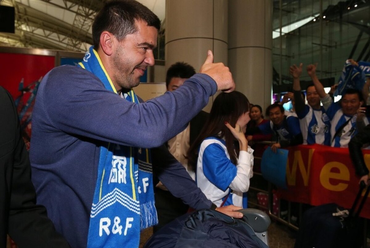 GALERIE FOTO Asaltat de fani pe aeroport! Primire de gală pentru Cosmin Contra la noua sa echipă » O fană nu s-a putut abţine şi i-a sărit în braţe