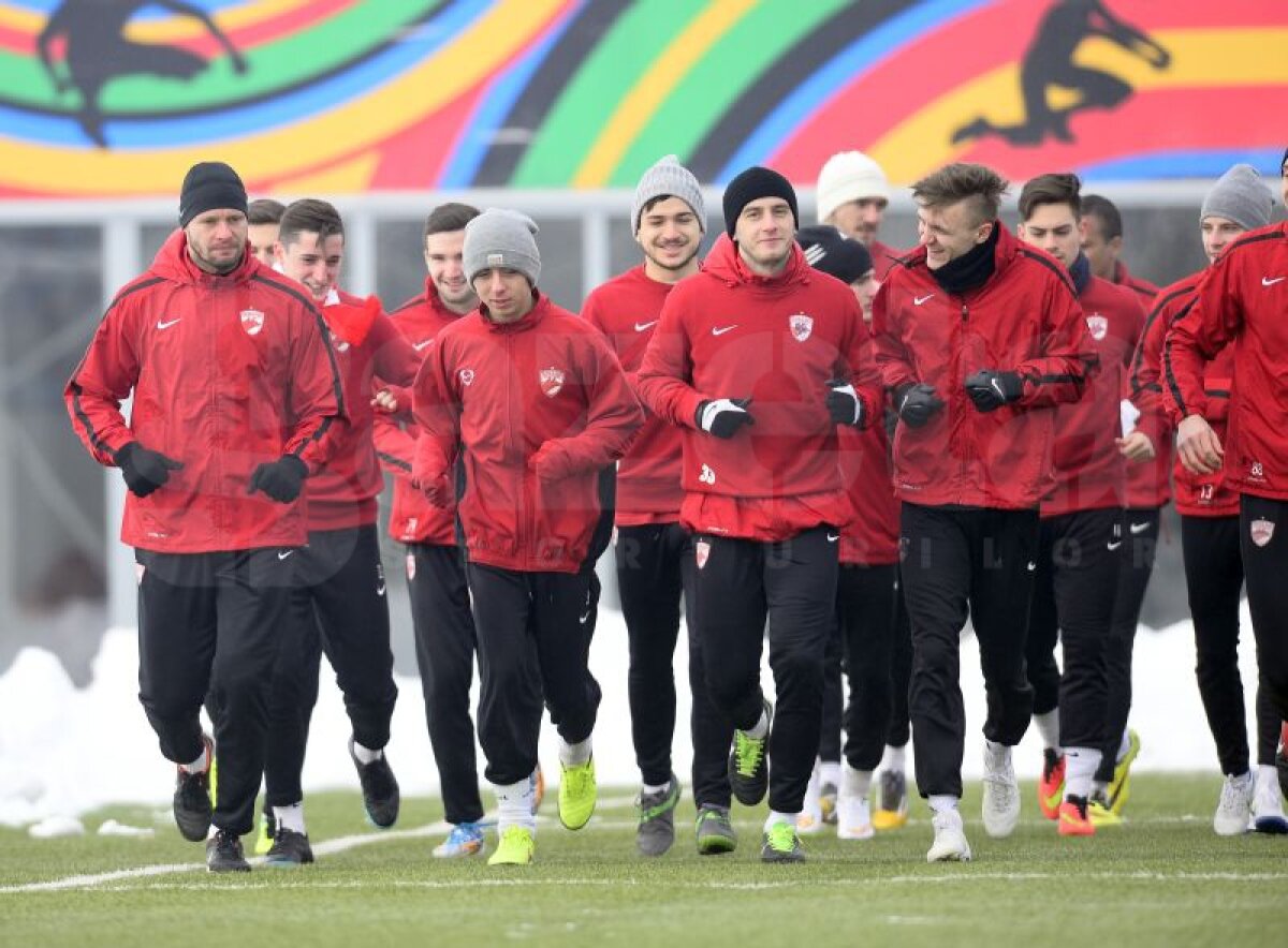 GALERIE FOTO Dinamoviştii au revenit din vacanţă » Ce jucători au lipsit de la primul antrenament al lui Mihai Teja